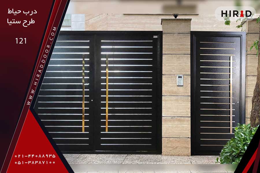 درب حیاط و درب پارکینگ ست مشکی رنگ با برش های ظریف افقی در طول درب، دارای دستگیره های عمودی طلایی رنگ،نصب شده در نمای سنگ سفید ساختمان ویلایی